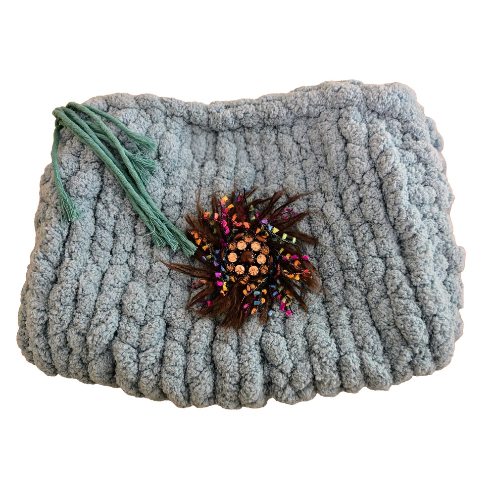 Handmade turquoise thick chenille yarn clutch handbag with brooch - Picture 4 of 11